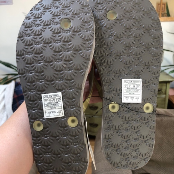 UGG Simi Graphic Thong Sandals NWT size 7 - Picture 5 of 10
